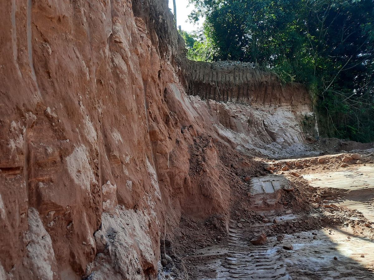 Corte de barranco em terreno de obra
