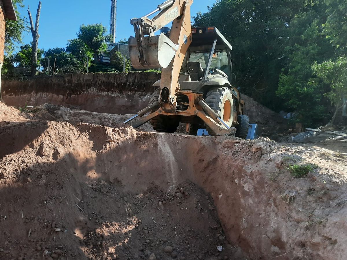 Retroescavadeira da Cássio Terraplenagem escavando terreno de obra